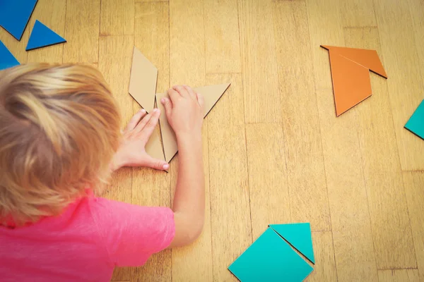 Matematik - bulmaca ile oynarken küçük çocuk öğrenme — Stok fotoğraf