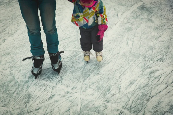 Padre e hija pequeña aprendiendo a patinar en invierno —  Fotos de Stock