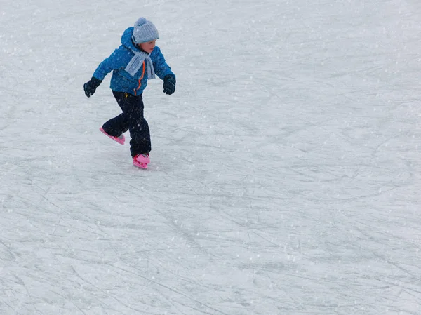 Маленький мальчик катается по льду зимой — стоковое фото