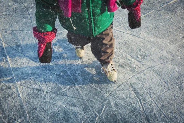 Piedi bambino imparare a pattinare sul ghiaccio in inverno — Foto Stock