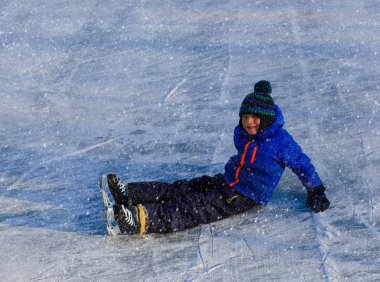 mutlu sevimli küçük çocuk öğrenme kışın paten için