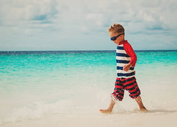 Niño pequeño va a nadar en la playa tropical — Foto de Stock