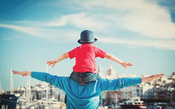 Family travel - father and little son on shoulders play at sky — Stock Photo, Image