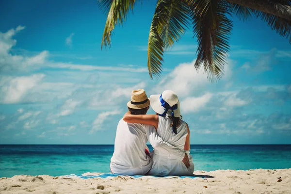 Feliz pareja amorosa en la playa tropical —  Fotos de Stock
