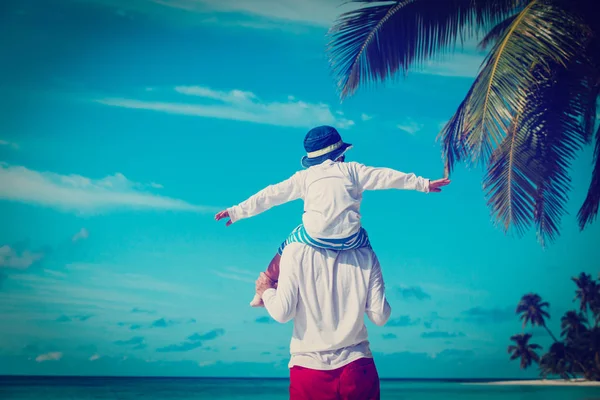 Pai feliz e filho nos ombros brincam no céu — Fotografia de Stock