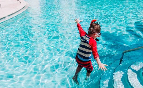 Little boy jumping into swimming pool — Stock Photo, Image