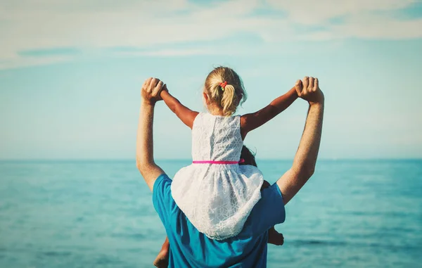 Vader en dochter spelen op strand — Stockfoto