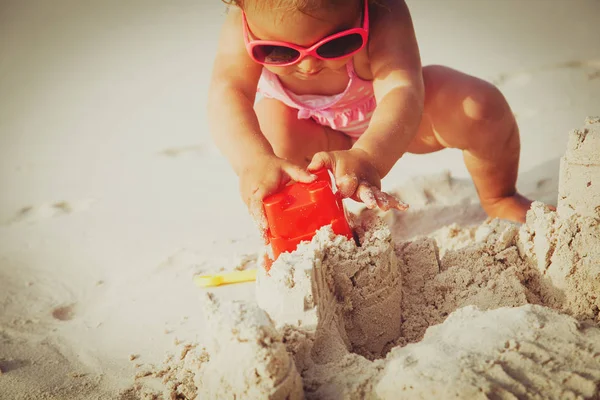 Tangan gadis kecil bermain dengan pasir di pantai — Stok Foto