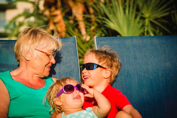 Felice nonna con i bambini- bambino e ragazza- rilassarsi al resort sulla spiaggia — Foto Stock