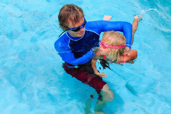 Pai ensinando filhinha a nadar — Fotografia de Stock