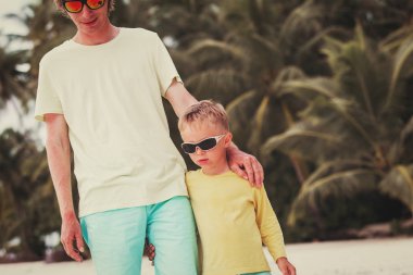 Baba ve küçük oğul birlikte Beach