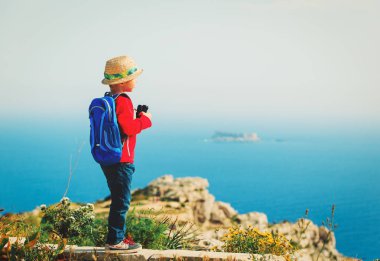 dağlarda, hiking küçük çocuk çocuklar seyahat