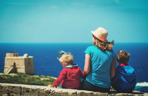 Aile seyahat - doğal manzaraya bakarak iki çocuklu anne — Stok fotoğraf