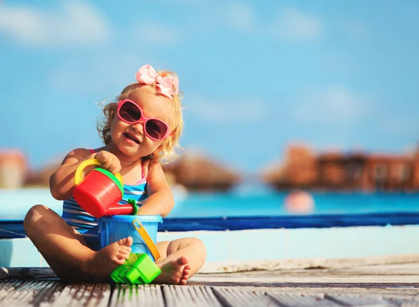 Cute little girl playing on tropical beach — Stock Photo, Image