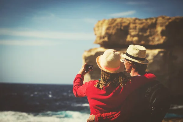Casal de turistas fazendo selfie foto na ilha de Gozo, Malta — Fotografia de Stock