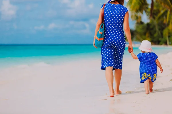 Moeder en dochtertje wandelen op het strand — Stockfoto