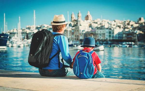 Far och son titta på staden Valetta, Malta — Stockfoto