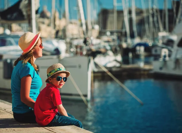 Family travel - mother and son looking at boats in port — Stock Photo, Image