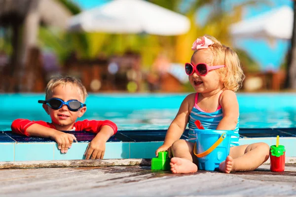 Little boy and girl playing in swimming pool at beach — Stock Photo, Image