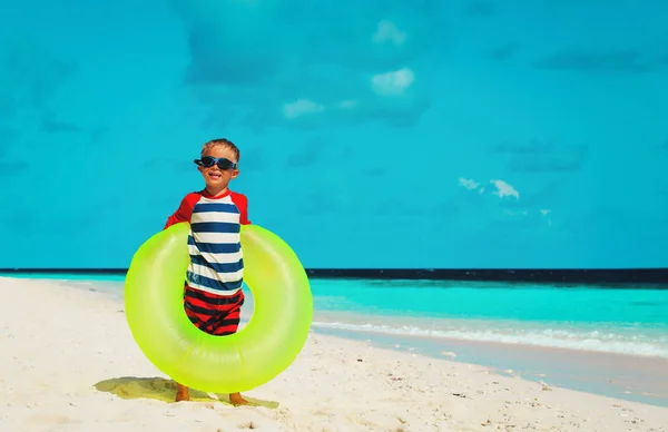 Küçük çocuk kumsalda eğleniyor — Stok fotoğraf