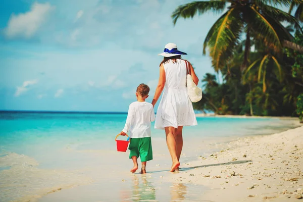 Anne ve oğlu yaz sahilde yürümek