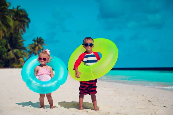 Carino piccolo ragazzo e bambino ragazza giocare sulla spiaggia — Foto Stock