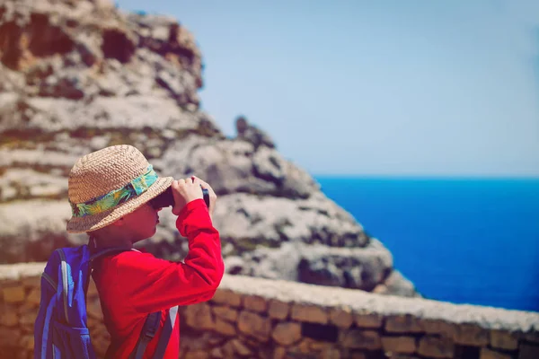 Petit garçon randonnée dans les montagnes, les enfants Voyage — Photo