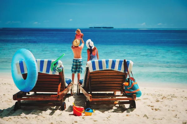 Familia feliz con un niño pequeño en la playa tropical — Foto de Stock