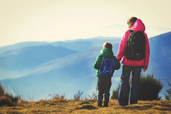 Familia viaje concepto- madre e hijo senderismo en las montañas — Foto de Stock