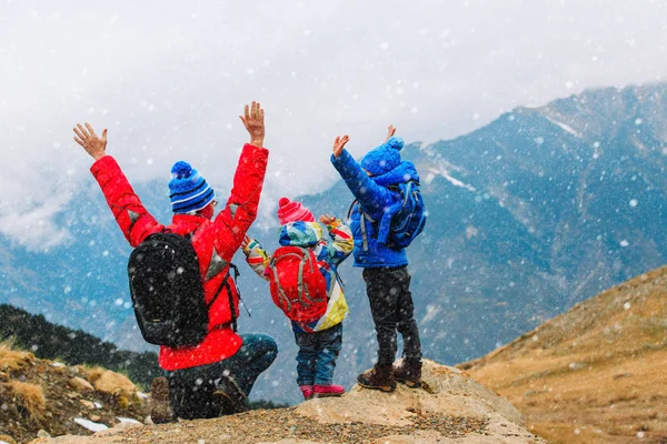 父亲与两个孩子在山上风景旅游 — 图库照片