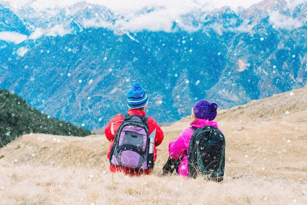 Glad turist par Fotvandring i bergen — Stockfoto