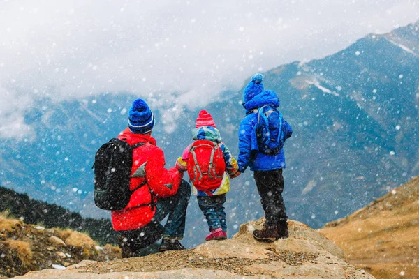 Père avec deux enfants voyagent dans les montagnes pittoresques — Photo