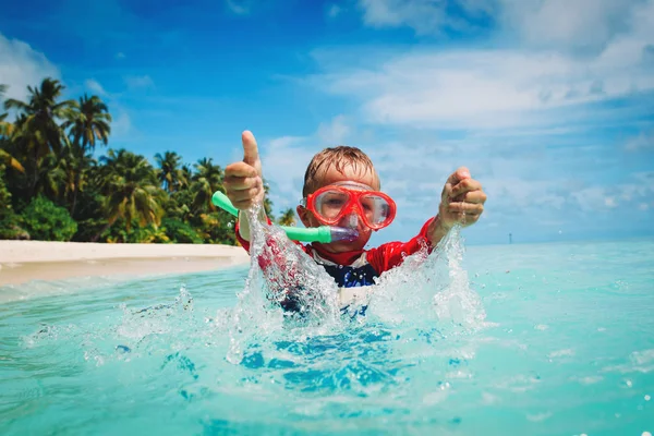 Szczęśliwy, mały chłopiec, pływanie z maską na morzu — Zdjęcie stockowe