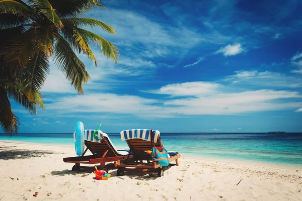 Due sedie sulla spiaggia tropicale — Foto Stock