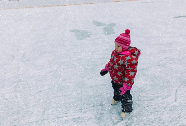 Kislány tanulni korcsolyázni télen — Stock Fotó