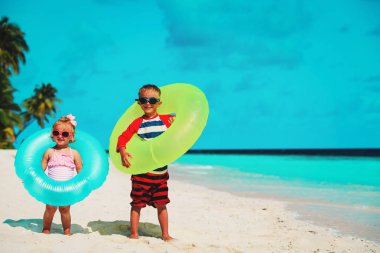 sevimli küçük çocuk ve bebek kız oyun beach