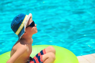 mutlu küçük çocuk havuzda eğleniyor