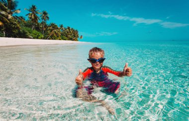 tropikal plajda Yüzme mutlu küçük çocuk