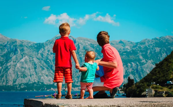Pai com duas crianças viajar em Montenegro — Fotografia de Stock