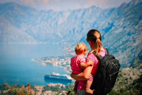 Mor med lille datter kigger på bjerge på ferie - Stock-foto