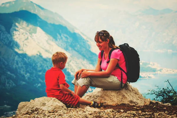 Mère et fils se reposent en vacances dans les montagnes — Photo