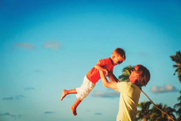 Padre e figlio giocano sulla spiaggia tropicale estiva — Foto Stock