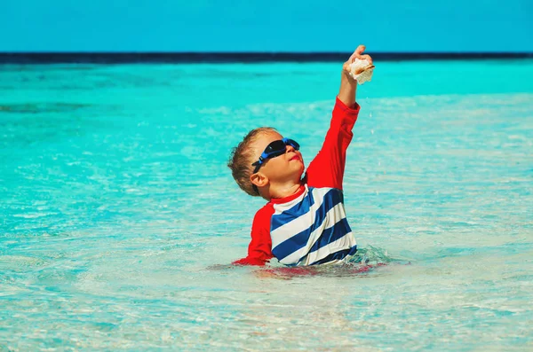 Szczęśliwy chłopiec pływać na tropikalnej plaży — Zdjęcie stockowe