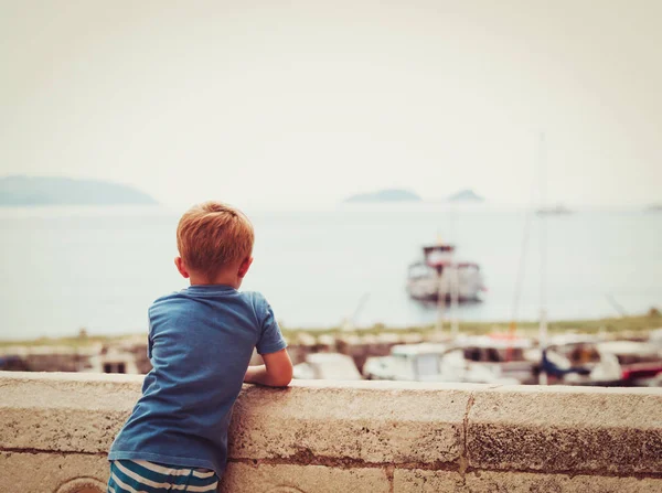 Маленький мальчик смотрит на лодки в Дубровнике, Хорватия, дети путешествуют — стоковое фото