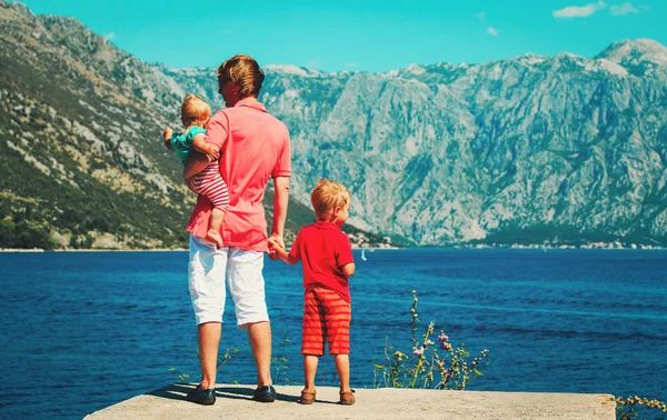Father with two kids travel in Montenegro — Stock Photo, Image