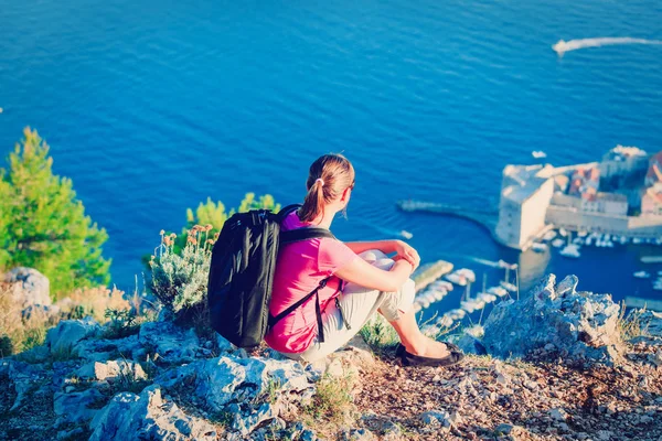 Turister som njuter av vacker utsikt vandring i bergen i Kroatien — Stockfoto