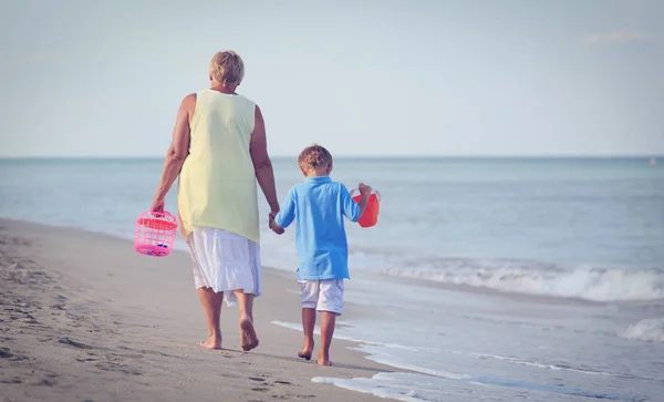 Avó e neto caminhando na praia tropical — Fotografia de Stock