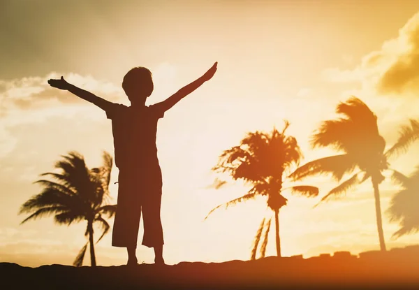 Silhouette of happy little boy play at sunset beach — Stock Photo, Image