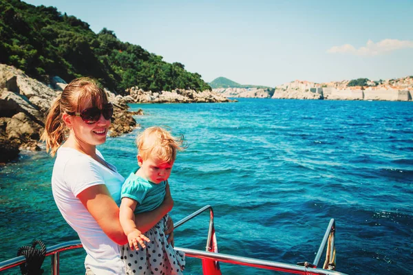 Viajes en barco cerca de Dubrovnik, Croacia — Foto de Stock