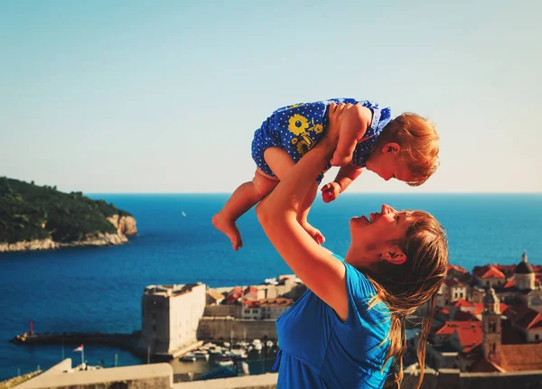 Madre e hija pequeña de vacaciones en Dubrovnik, Croacia — Foto de Stock